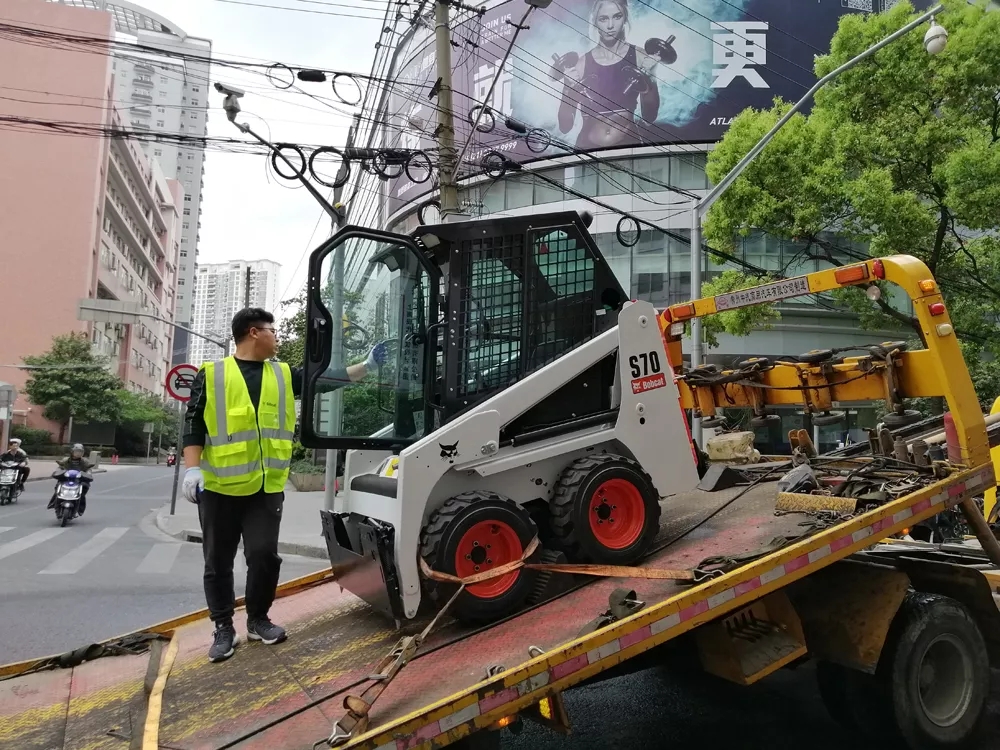 山貓滑移裝載機(jī)S70次日一早抵達(dá)