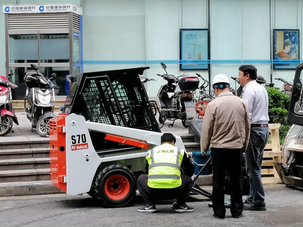 山貓滑移裝載機(jī)S70現(xiàn)場更換實(shí)心輪胎